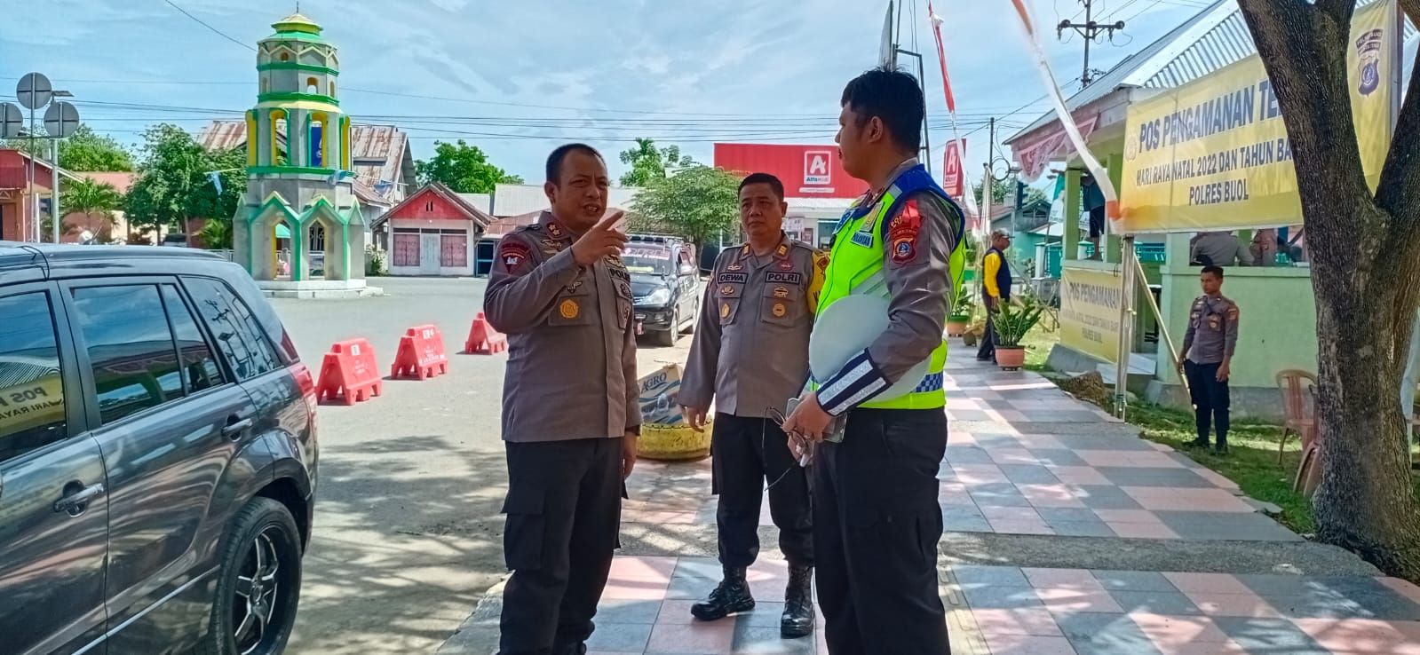 Kapolres Buol AKBP Handri Wira Suriyana, S.I.K., di dampingi Kabag OPS AKP Dewa Nyoman Sujendra, S.H., pantau langsung Pos Pengamanan jelang perayaan Natal dan Tahun Baru 2023