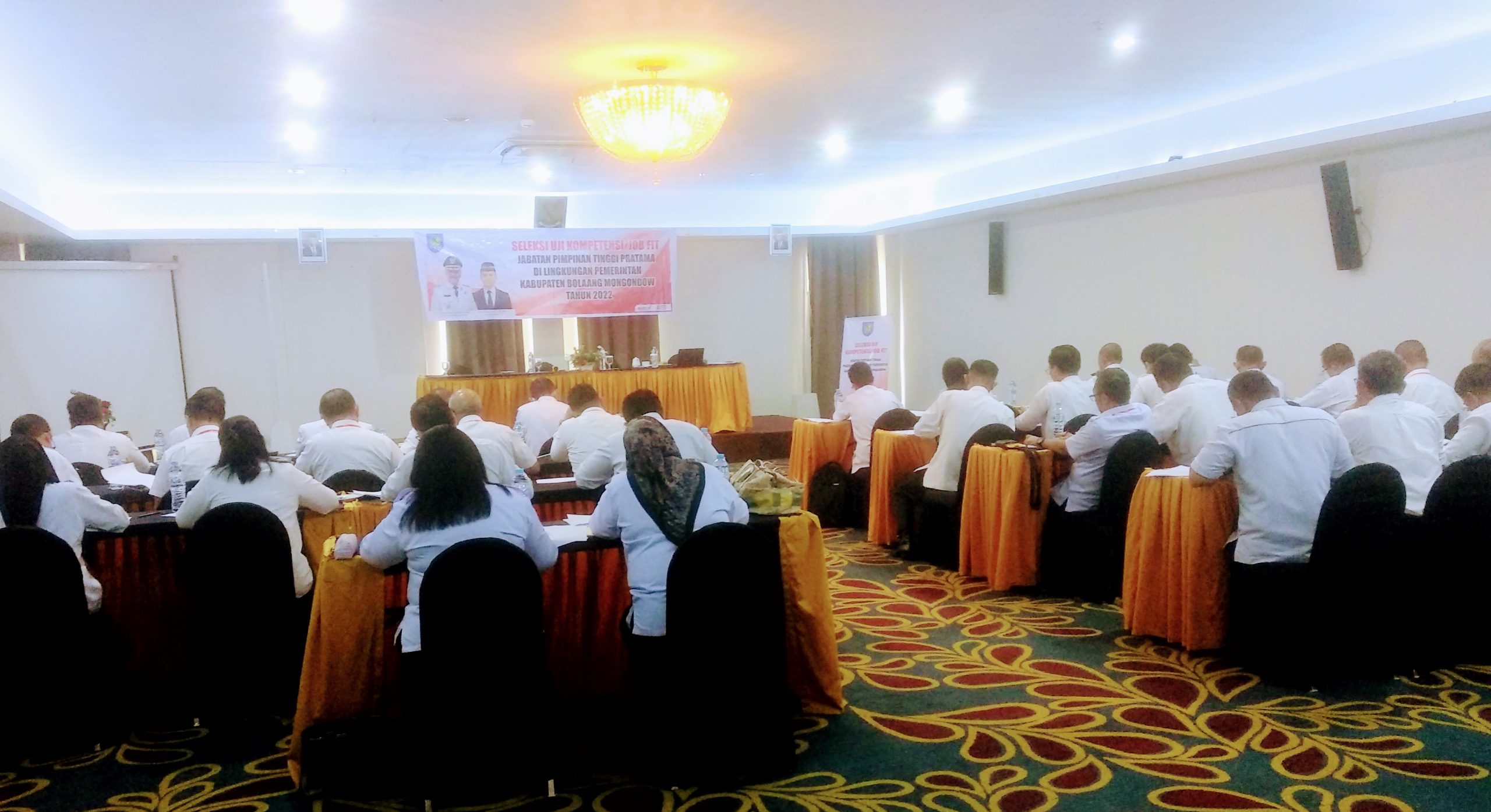 Sebanyak 32 pejabat eselon II pemerintahan kabupaten Bolaang Mongondow (Bolmong) ikut Tes Asesmen (Assessment Test) yang digelar di Sutanraja Hotel Kotamobagu, Rabu,14 Desember 2022.