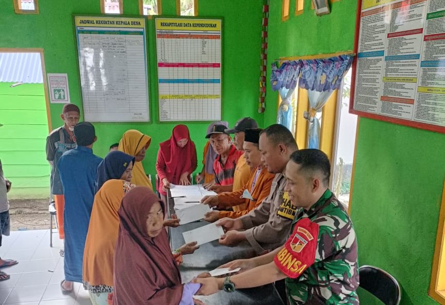 Proses penyaluran berlangsung di Kantor desa Hulubalang, di serahkan langsung oleh kades Arlan Amalu didampingi Sekdes Haslan Abd Ali, Kaur keuangan Mohidin Karim dan disaksikan oleh Bhabinkamtibmas Brigpol Galib dan Babinsa, Sabtu 10 Desember 2022.