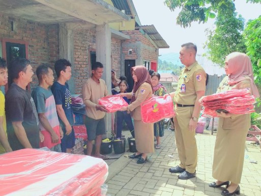 Mewakili pemerintah kota Kotamobagu melalui Asisten dua Bidang Perekonomian dan Pembangunan Setda Kotamkbagu, Siti Rafiqa Bora SE, Berkunjung di rumah korban penyerahan bantuan, Senin 31 Oktober 2022.