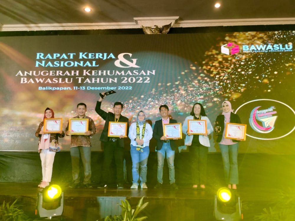 Foto : Sumarlin, S.Sos, Anggota Bawaslu Buol (barisan kedua) menerima penghargaan dari Bawaslu Ri, Senin 12 Desember 2022, di Hotel Grand Senyiut Kota Balikpapan.