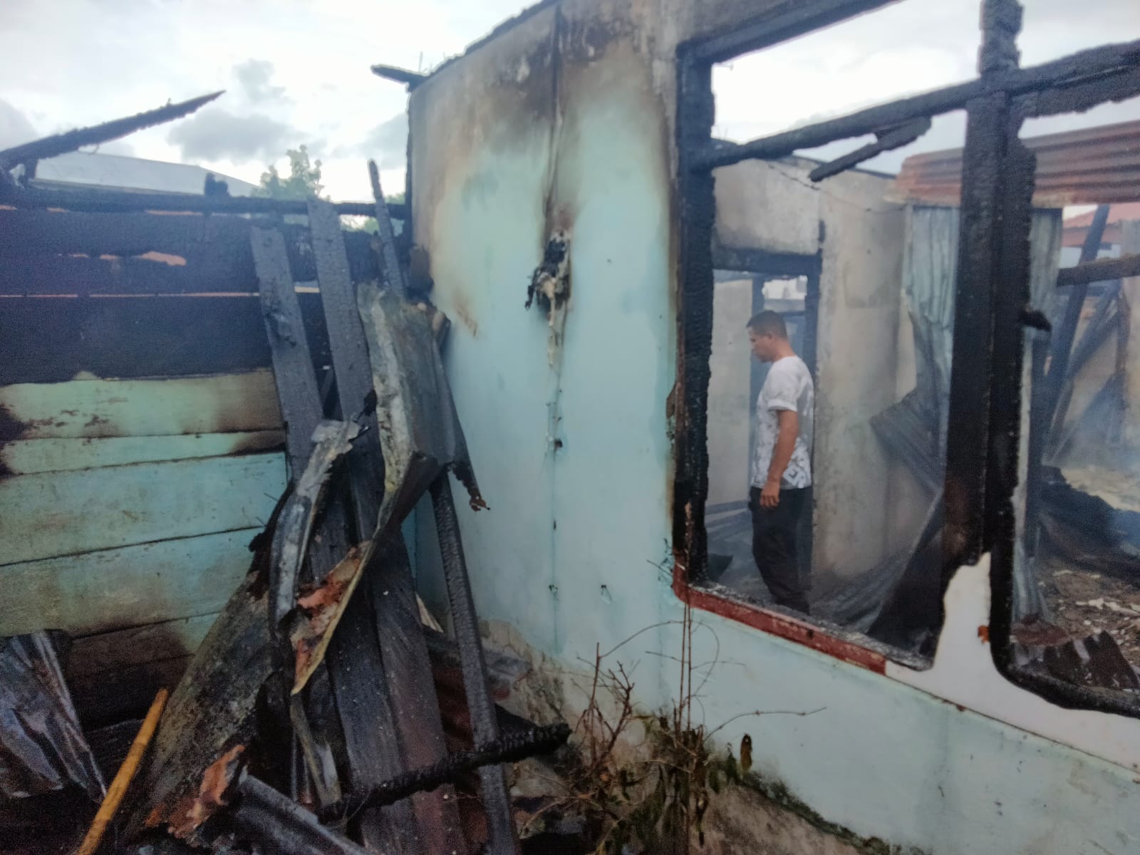 Rumah salah Warga di Kelurahan Kotobangon, Kecamatan Kotamobagu Timur, Kota Kotamobagu, Sulawesi Utara, dilahap sijago merah, Rabu (14/12/2022)