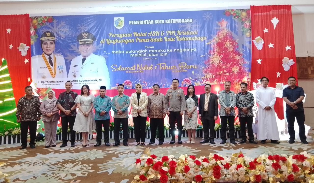Walikota dan Wakil walikota Kotamobagu Menghadiri ibadah perayaan natal bersama ASN dan THL yang di laksanakan Di hotel sutan raja kel Kobo Besar, Kec. Kotamobagu timur, Sulawesi Utara.Rabu 14 Desember 2022.