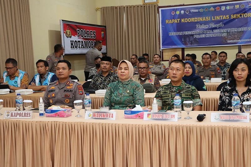 Foto : Walikota Kotamobagu Ir. Hj. Tatong Bara bersama Dandim 1303 Bolmong Letkol Inf. Topan Angker, S.Sos, Ketua Pengadilan Negeri Junita Beatrix Ma'i, SH, MH
