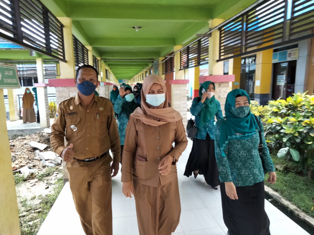 Ketua TP PPK Ny.Nurhayati M.Muchlis didampingi Camat Palbar dan Direktur RSUD Mokoyurli saat meninjau Pasien Stunting.