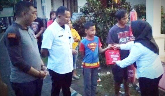 Asisten II Bidang Perekonomian dan Pembangunan Setda Kotamobagu, Siti Rafiqa Bora, turut hadir memberikan bantuan kepada keluarga korban bakaran