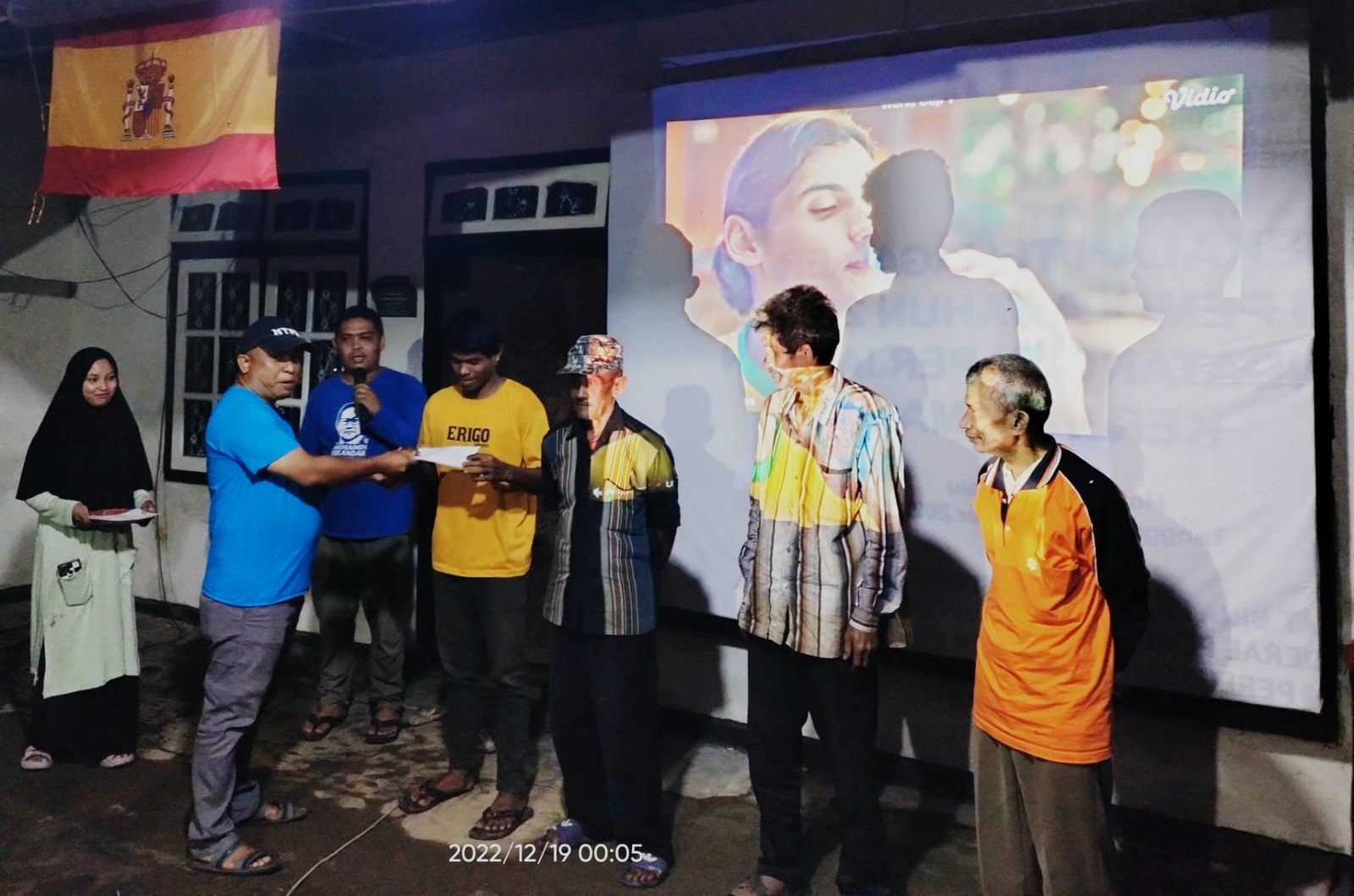 Penyerahan bonus bagi pemenang lomba Domino di serahkan langsung oleh Camat Bunobogu, Irwansyah, Minggu 17 Desember 2022.