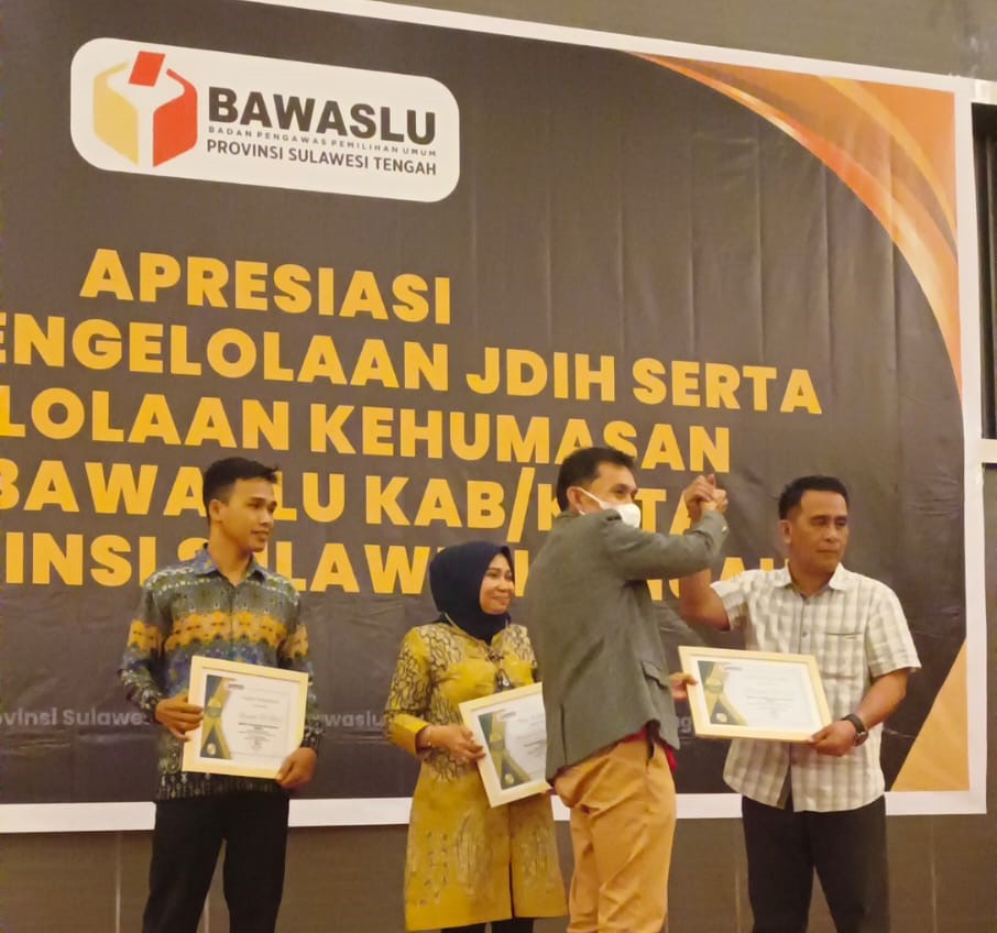 Korsek Bawaslu Buol, Muhamad A Singara, S.Ag, M.Si saat menerima piagam penghargaan dari Bawaslu Sulteng,