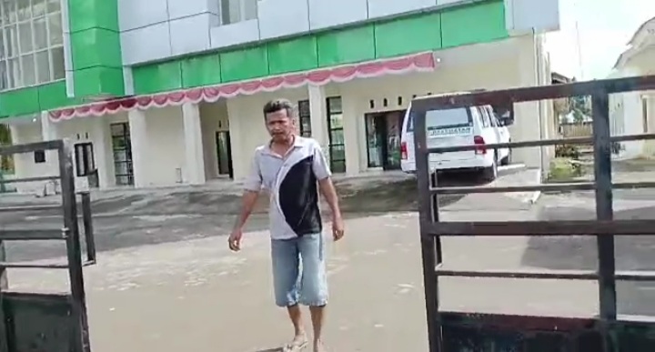 Nampak seorang pasien yang ingin berobat dipuskesmas Motongkat pulang karena tidak ada satupun tenaga kesehatan yang ada