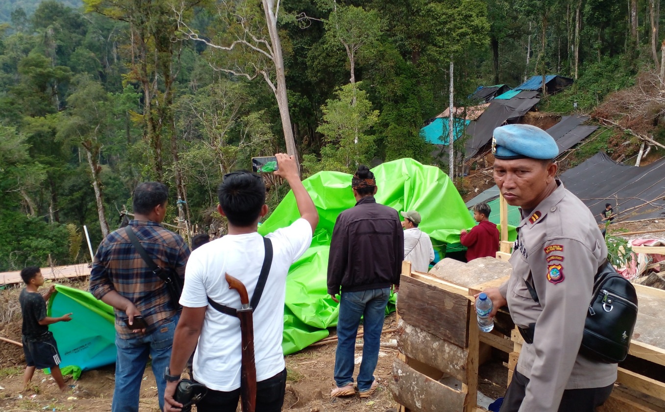 Satreskrim Polres Boltim Saat Melakukan Penertiban Di Lokasi Pegunungan Garini