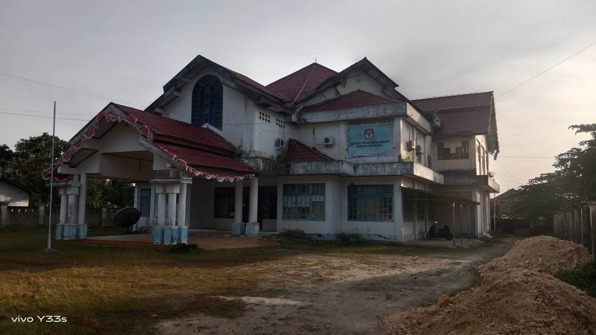 Gedung Eks BPU Leok, yang saat ini Menjadi kantor KPU Buol kondisinya memprihatinkan.