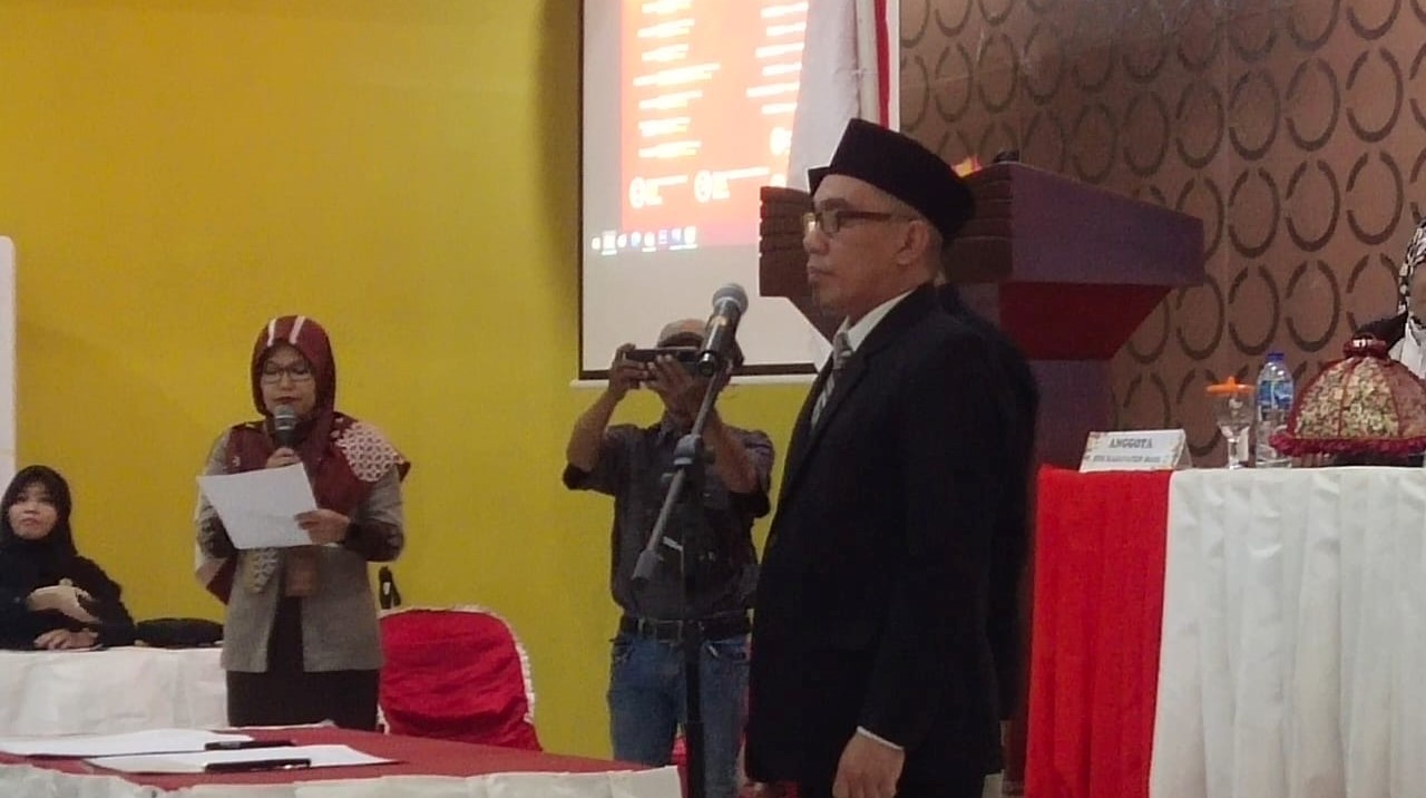 Alamsyah, SE ketua KPU Kabupaten Buol, saat melantik 55 PPK se-Kabupaten Buol, Rabu 4 Desember 2023, bertempat di Hotel Surya Hotel.