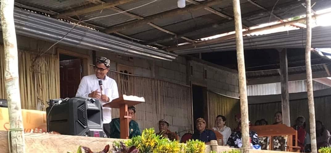 Wakil Bupati Sigi Samuel Yansen Pongi Saat memberikan sambutan dalam kegiiatan Syukuran Kades Terpilig di Desa Lonca Kecamatan Kulawi, Sabtu 7 Desember 2023