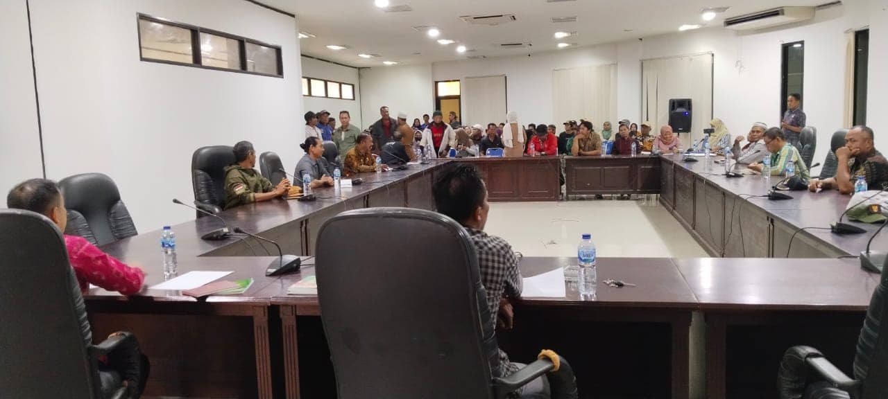 DPRD Kabupaten Buol menerima audiens puluhan masyarakat pemilik lahan yang tergabung dalam 7 koperasi kemitraan Petani Plasma dengan PT. HIP, di ruang Rapat Bapemperda, Kamis, 26 Januari 2023 (Foto : HumasDPRD)