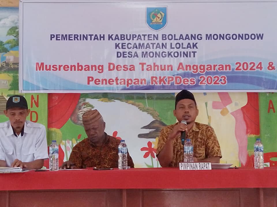 Sangadi Mongkoinit, Herdi Paputungan, didampingi Sekdes, dan BPD saat memimpin Musrembangdes bertempat di BPU Mongkoinit, Kamis, 12 Januari 2023.
