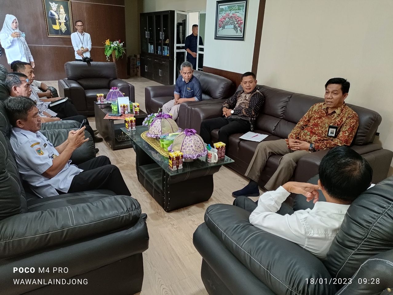 Ketua Bawaslu Buol Suhardi Badalo bersama dua pimpinan lainnya melakukan rapat koordinasi dengan pemkab Buol yang diterima Sekda Buol di ruang kerjanya, Rabu 18 Januari 2023,(Foto : Wawan Lainjong-Prokopim)