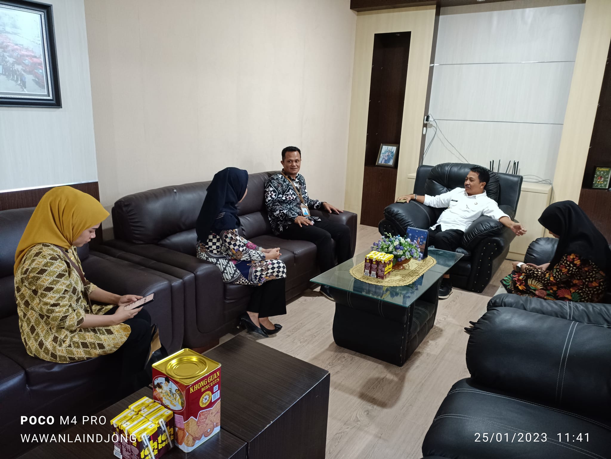 Sekda Buol menerima kunjungan kerja dari kepala dan staf BSI Cabang Tolitoli di ruang kerjanya, Rabu 25 Januari 2023. FOTO : Wawan Laindjong_Prokopim.