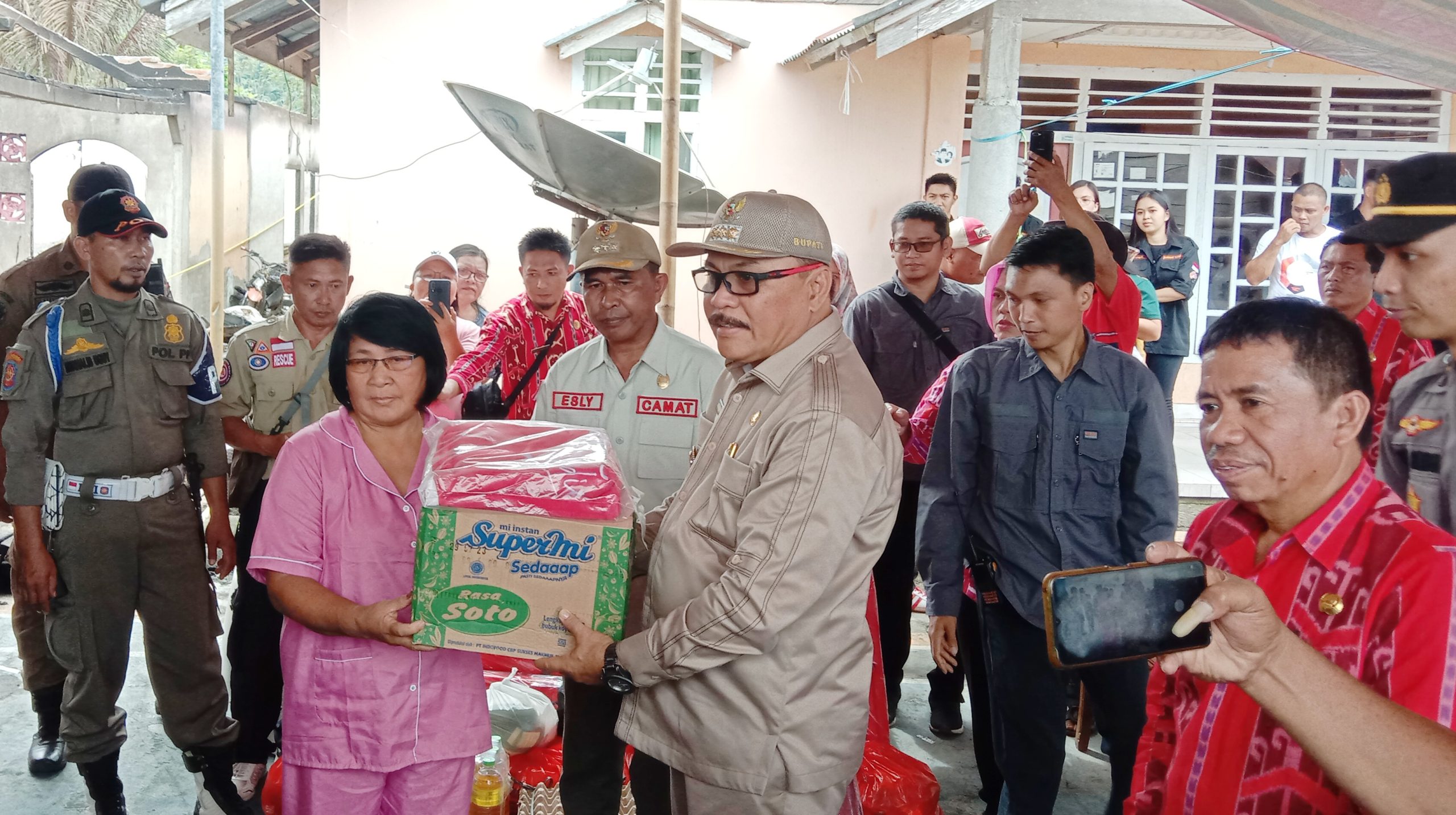 Pj Bupati Bolmong Ir Limi Mokodompit MM saat menyerahkan bantuan secara simbolis yang diteria lansung keluarga korban kebaaran, Kamis 12 Januari 2023.