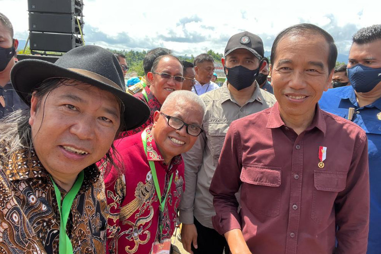 Waki Bupati Bolmut Amin Lasena saat berpose dengan Presiden Jokowi dalam lawatannya ke Minahasa Utara (Minut)