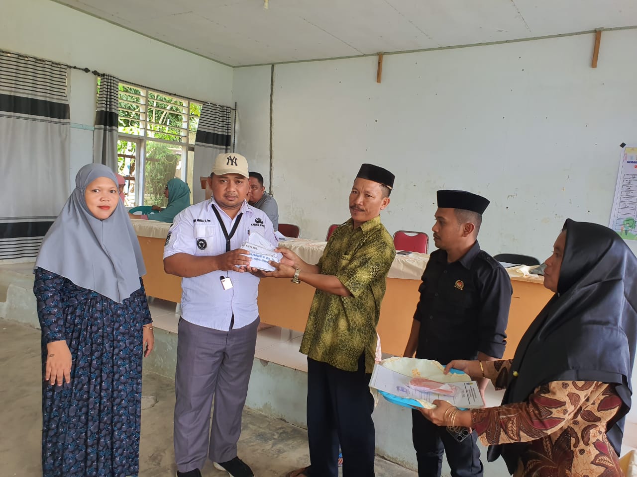 Kades Lintidu Agus Abjulu, S.Sos saat menerima Laporan Pertanggunjawaban dan Aset oleh ketua Bumdes Karim Latif disaksikan Ketua BPD dan Anggota. Rabu 11 Januari 2023.