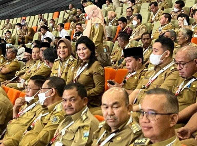 Walikota Tatong Bara Ditengah-tengah kepada daerah lainnya saat hadiri Rakornas Kada dan Forkopimda di Sentul Bogor.