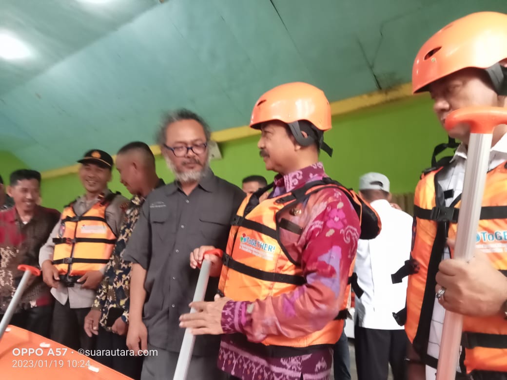 Sekda Buol mendapat penjelasan terkait Perahu karet dan peralatannya dari Vendor Dedy Gendra, Kamis 19 Januari 2023..