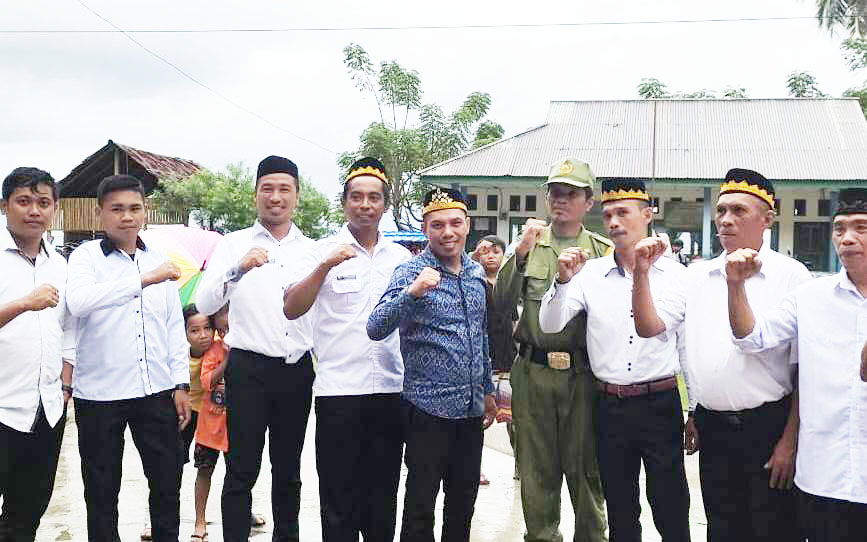 Kades Hulubalang bersama perangkat desa, unsur dan lembaga, usai melaksanakan Upacara peringatan Hut Desa ke 15, Sabtu (28/1/2023)
