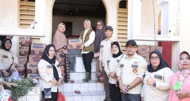 Wali Kota Kotamobagu, Tatong Bara Memberikan bantuan bagi korban bencana banjir dan tanah longsor di Manado, Senin Januari 2022.