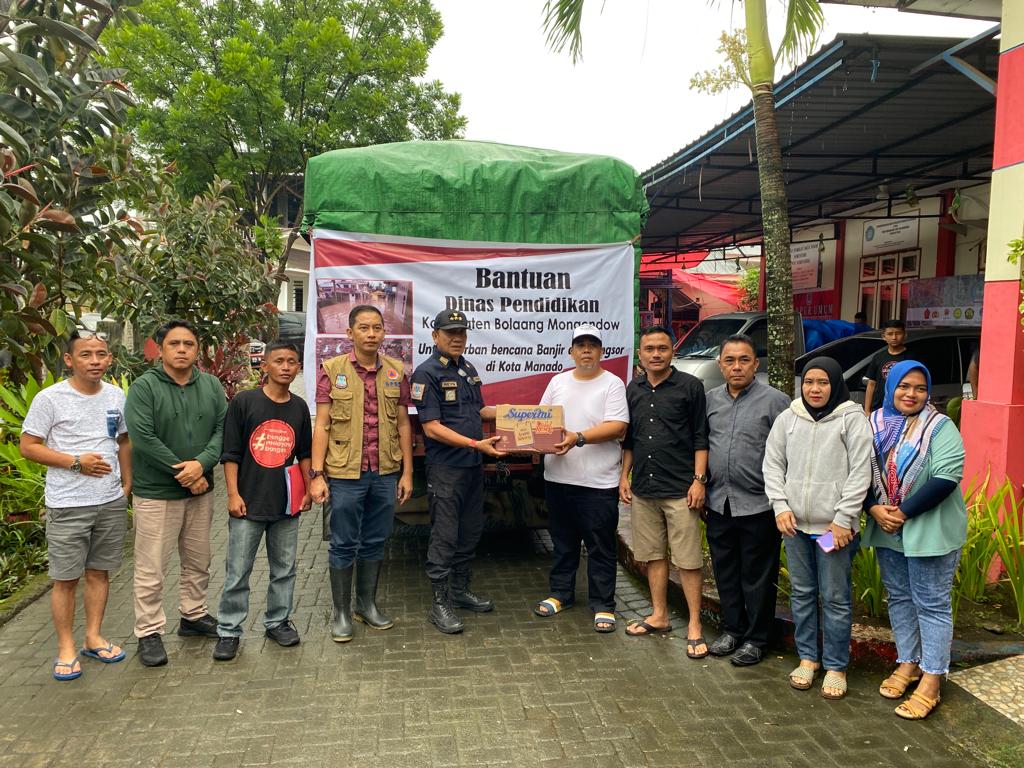 Disdik Bolmong Serahkan Bantuan kepada Warga terdampak bajir di Manado.