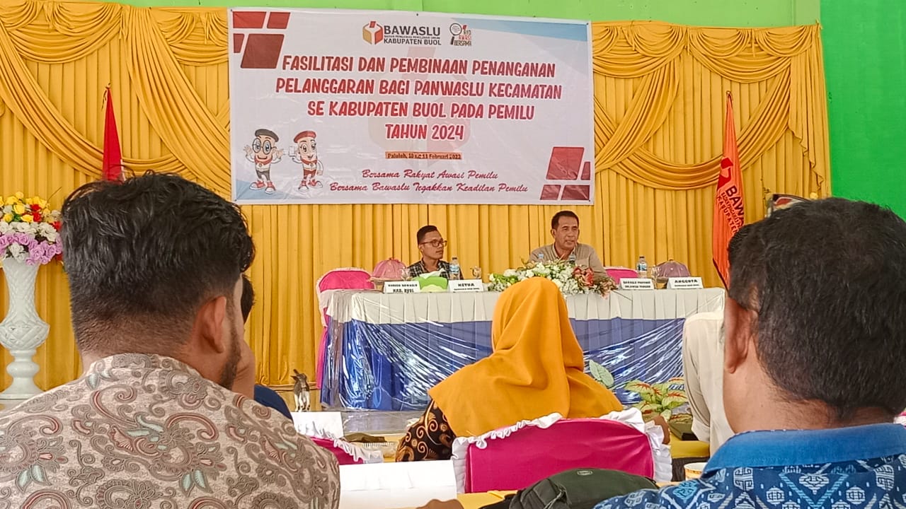 BIMTEK dalam rangka fasilitasi dan pembinaan penanganan pelanggaran kepada Panwaslu Kecamatan Se-Kabupaten Buol, bertempat di Aula BPD Dopalak Kecamatan Paleleh, Jum'at (10/2).FOTO : TAM