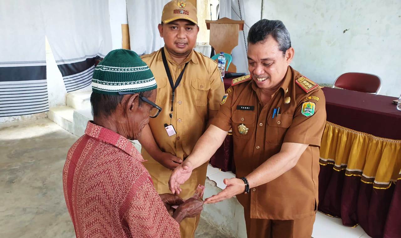 Kadis P3A - PMD Kab Buol, Abd Yani L. Saad, S.Sos, didampingi kades Lintidu, Agus Abjulu, S.Sos, menyerahkan BLT kepada 30 KPM secara simbolis, Senin (!#?@?@#).