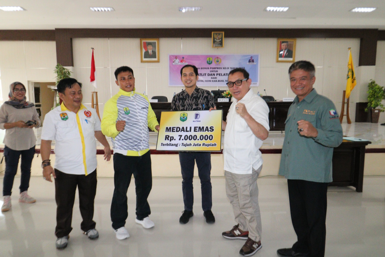 Penyerahan bonus secara simbolis oleh Pj Bupati Buol Drs. Muchlis, MM kepada atlet perunggu didampingi wakil ketua KONI Buol Tonang Malongi, Asisten II Arianto Rioeh dan Kepala Bank Sulteng Buol.
