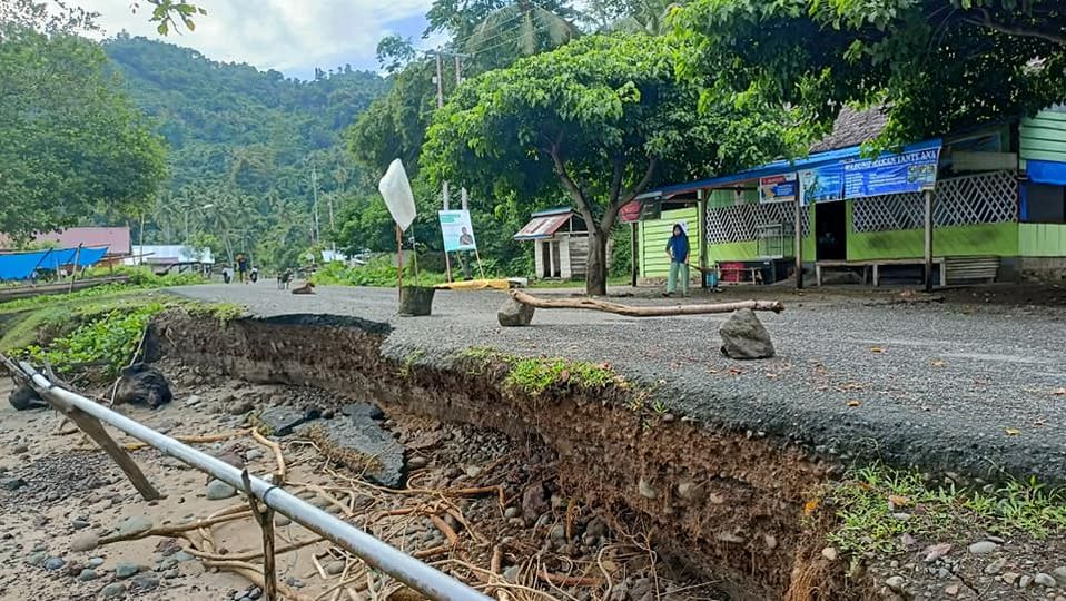 Ruas Jalan Trans Sulawesi di Desa Talokan, Paleleh Barat , Nyaris Putus, dan membahayakan pengendara. (FOTO: Supardi Hael)