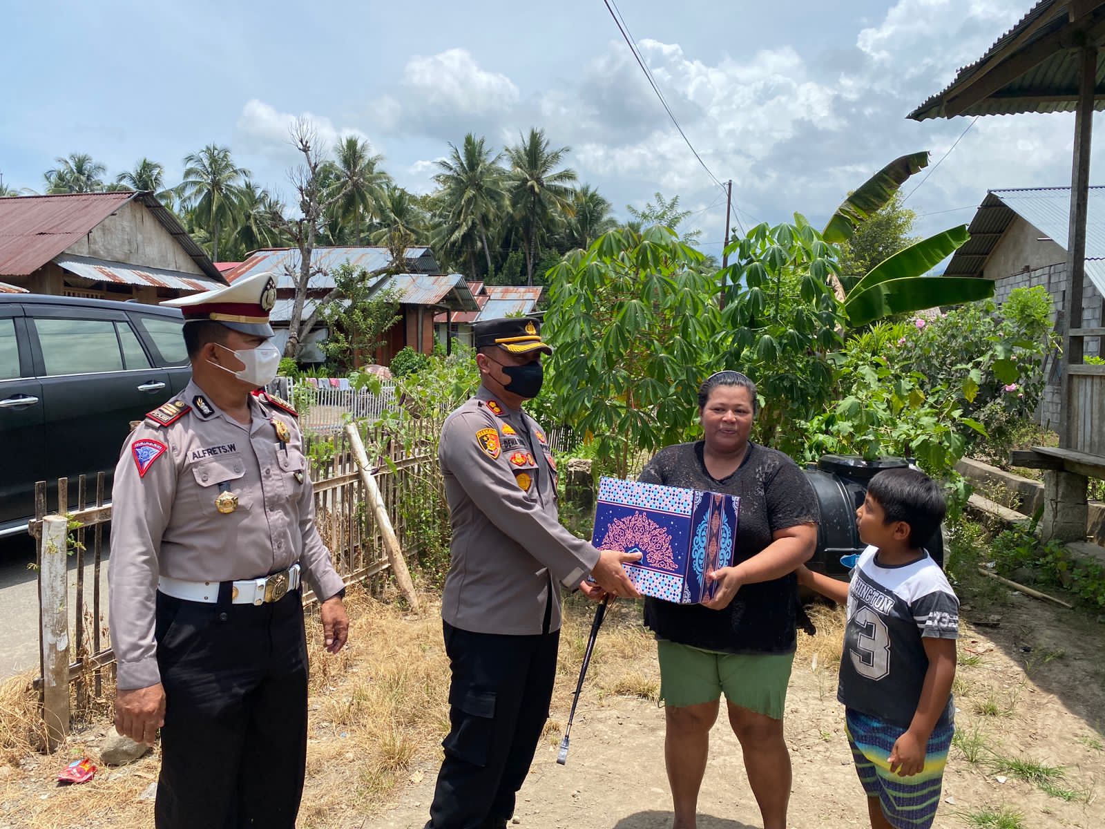Kapolres Kab. Boltim AKBP. I Dewa Nyoman Agung Surya Negara SIK saat memberikan Bantuan Pada salah satu masyarakat