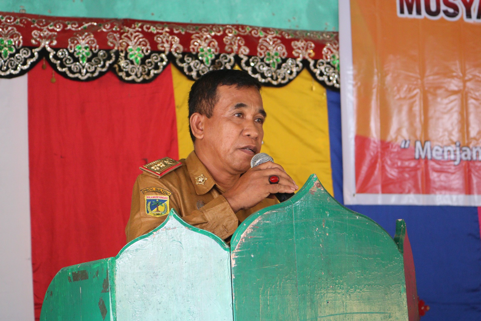 Lukman Djupandang,S.Pt Camat Paleleh