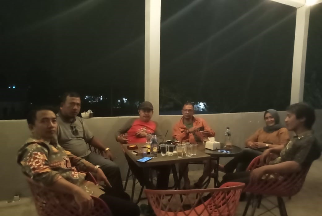 Jajaran pengurus DPD KNPI Kabupaten Buol menggelar Rapat pembentukan Panitia Pelantikan, bertempat di Kafe Sisi Utara Kelurahan Kali, Sabtu (4/3/2023).
