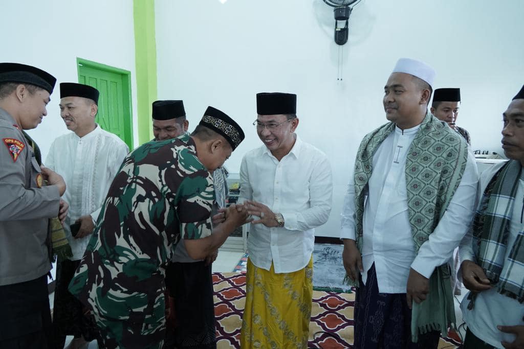 Bupati Sigi Mohamad Irwan, melaksanakan Salat Idul Fitri 1444 Hijriyah di Masjid Mistahul Jannah Desa Mpanau Kecamatan Sigi Biromaru, Sabtu, (22/4/2023).