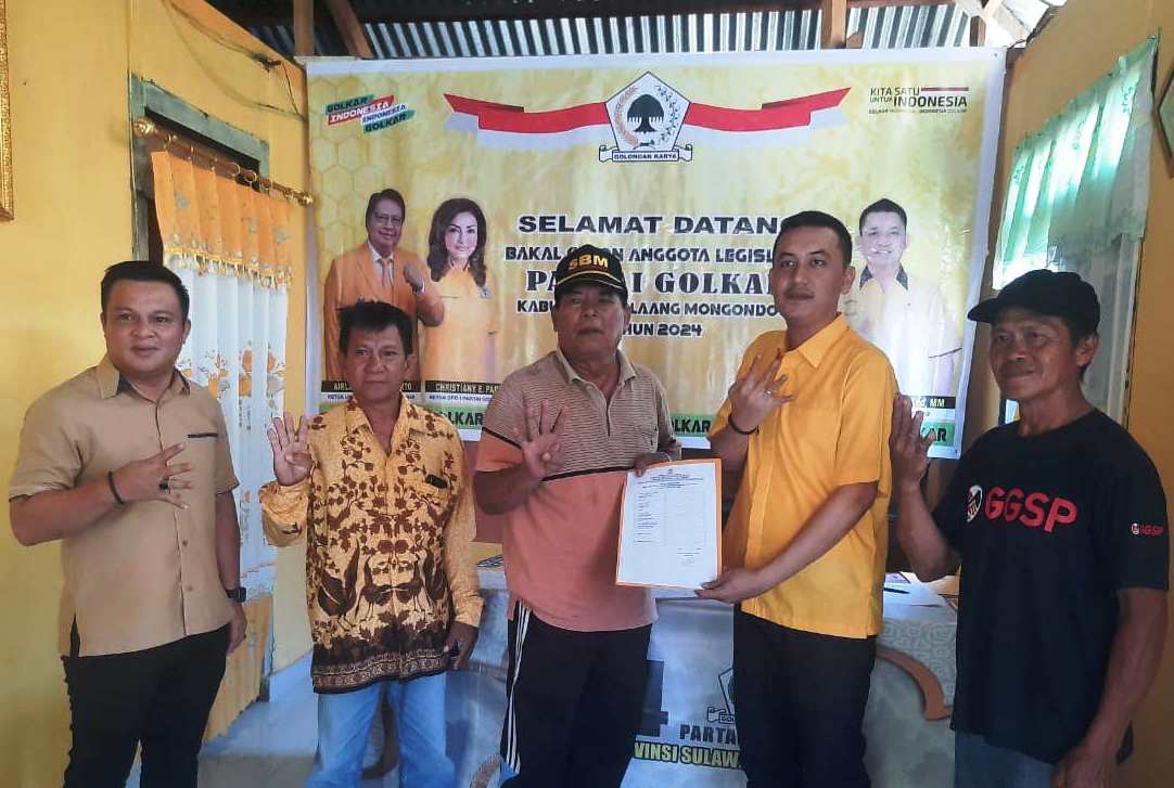 Hi. Salihi Mokodongan (Tengah) resmi mendaftar sebagai Bacaleg DPRD Bolmong di Sekretariat Partai Golkar, Jum'at (28/4/2023). FOTO : Zulkifli Manggopa.
