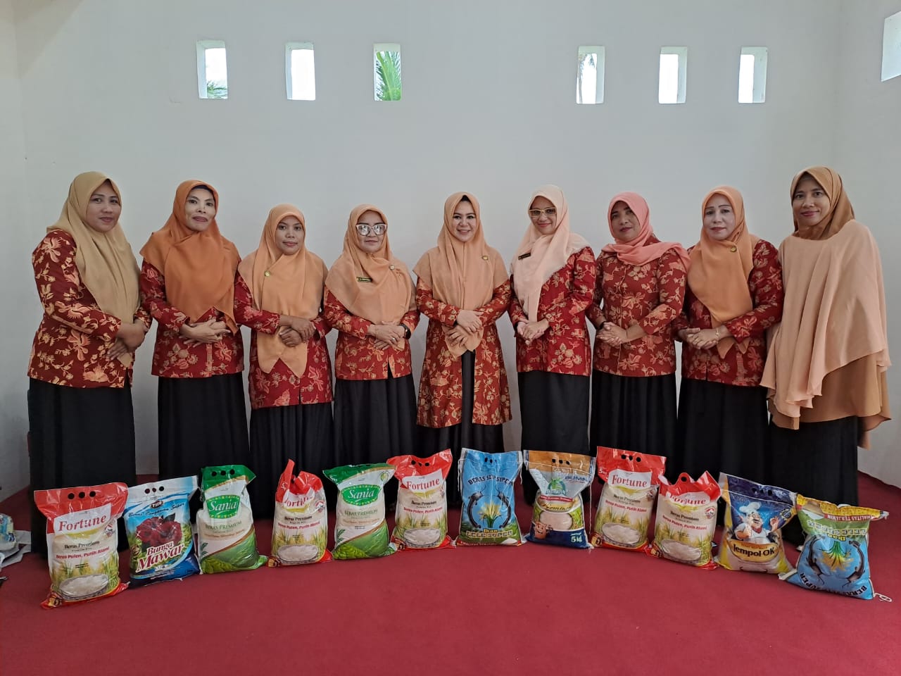 Ketua DWP Sekretariat DPRD Buol, Ny Karmila Munawir Nouk bersama jajaran pengurus melaksanakan anjangsana santuni Lansia di kecamatan Biau, Minggu (3/4/2023)