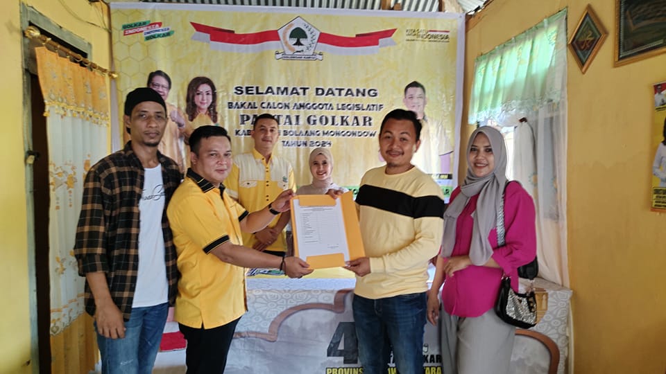 Brando Boda didampingi Istri dan Simpatisan, resmi mendaftar di Sekretariat Partai Golkar dan diterima Ketua Harian PG Bolmong, Sulhan MB,SE,SH.