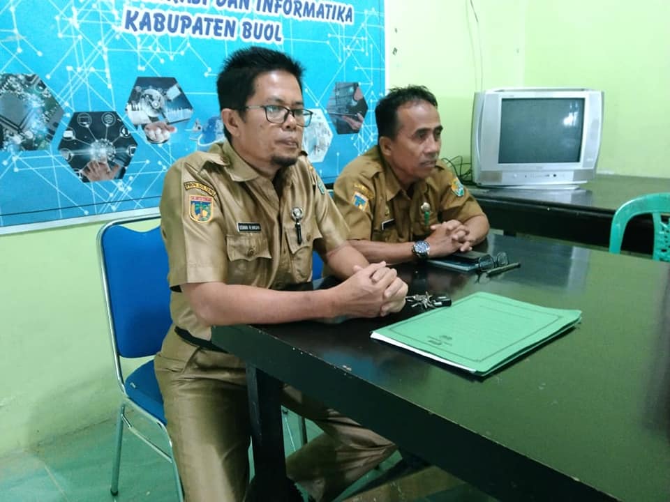 Kadis Kominfo, Statistik dan Persandian Kabupaten Buol, Suondo D.Sanua, S.Sos mendampingi Kadis Pertanian dan Ketahanan Pangan, Ir. Usman, M.Si saat Konfrensi Pers bersama awak media.