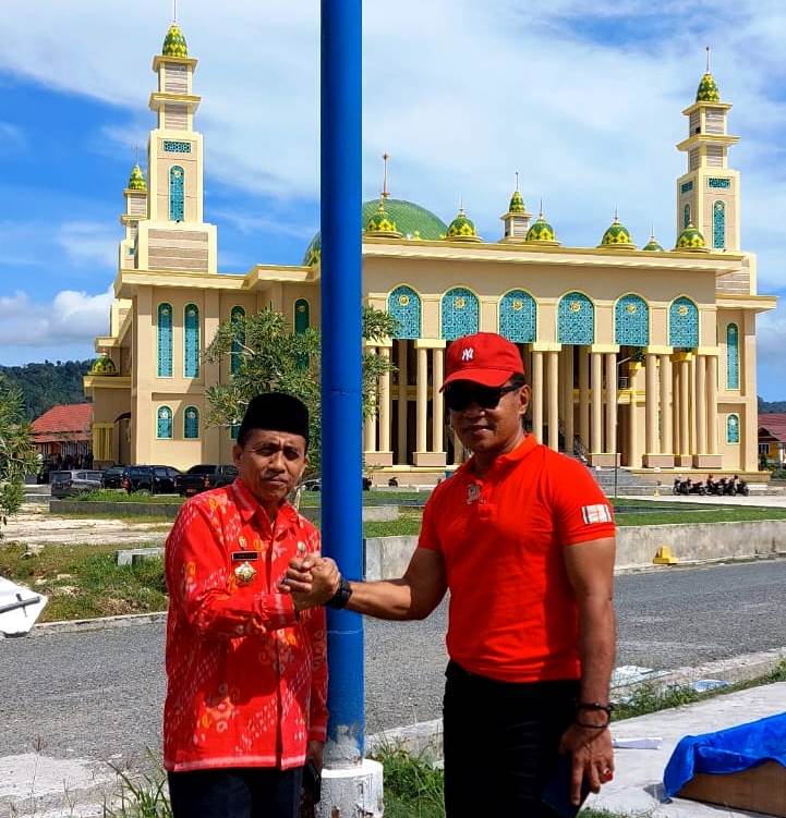 Kepala Dinas Komunikasi, Informatika, Statistik dan Persandian Kabupaten Buol, Suondo D. Sanua dengan Kepala Dinas Lingkungan Hidup, Sunaryo Raukang.
