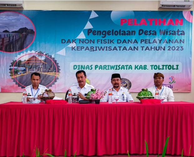 Bupati Tolitoli Amran Hi. Yahya didampingi Sekretaris Daerah Kabupaten Tolitoli Moh. Asrul Bantilan, S. Sos membuka secara resmi kegiatan Pelatihan Pengelolah Desa Wisata di Kabupaten Tolitoli tahun 2023.