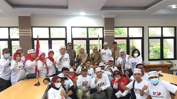 dr. A,mirudin Rauf besama pngunjuk Rasa Tolak RUU Kesehatan di Kota Palu.(Foto: TPC)