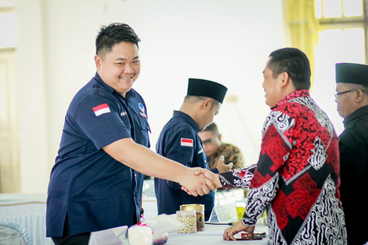 ketua DPD Ryan Nathaniel Kwendy (RNK), saat menyerahkan dokumen pendaftaran Bacaleg Nasdem ke KPU Buol, Kamis (11/5/2023).