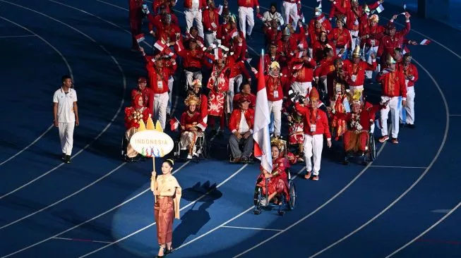 Kontingen Indonesia tampil beda dalam rangkaian Opening Ceremony APG 2023 di Morodok Techo National Stadium, Sabtu (3/6/2023). [Dok NPC Indonesia] 
