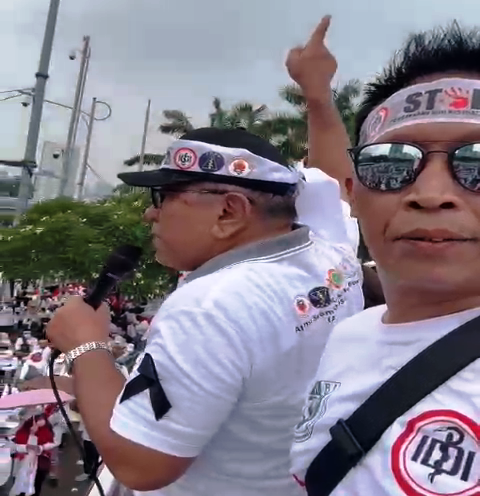 Ketua IDI Sulteng, dr Amirudin Rauf, S,PoG, M,Si saat menyampaikan orasinya di depan Gedung DPR, Senin (5/6).