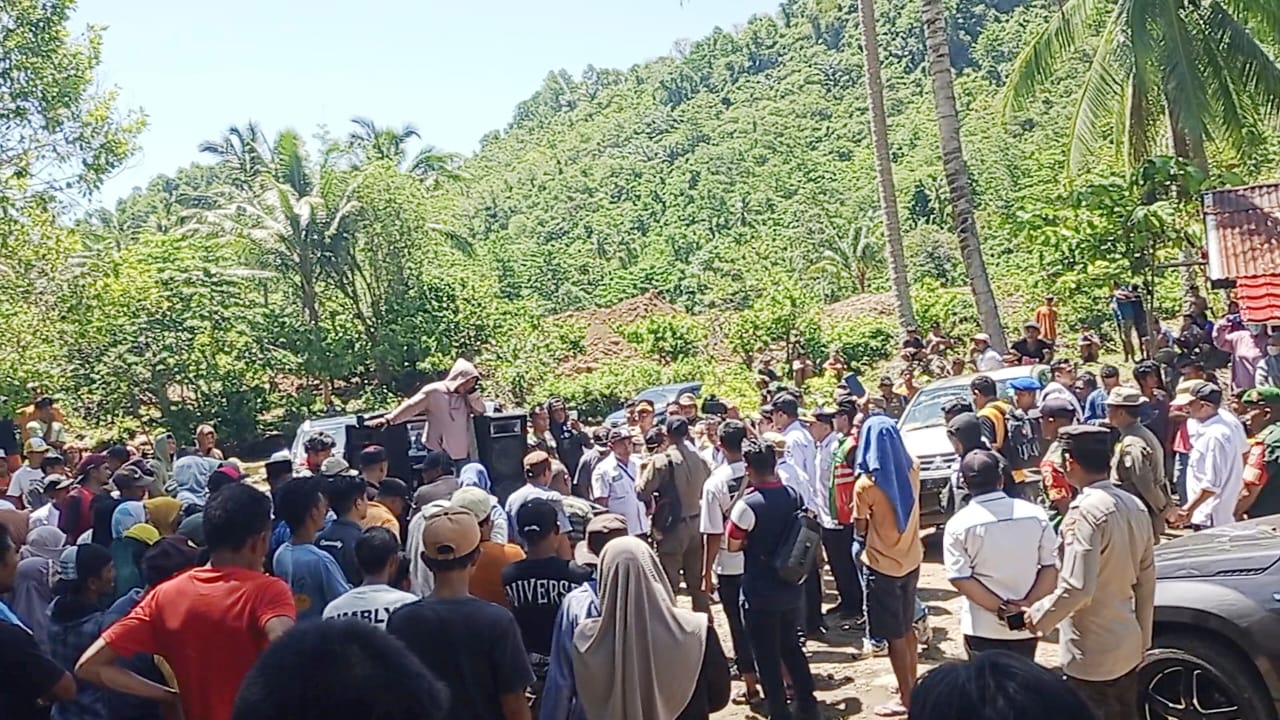 Warga desak Bupati untuk menghentikan sementara aktifitas PT PLP yang telah menimbulkan dampak pencemaran sungai (Foto Irfan)