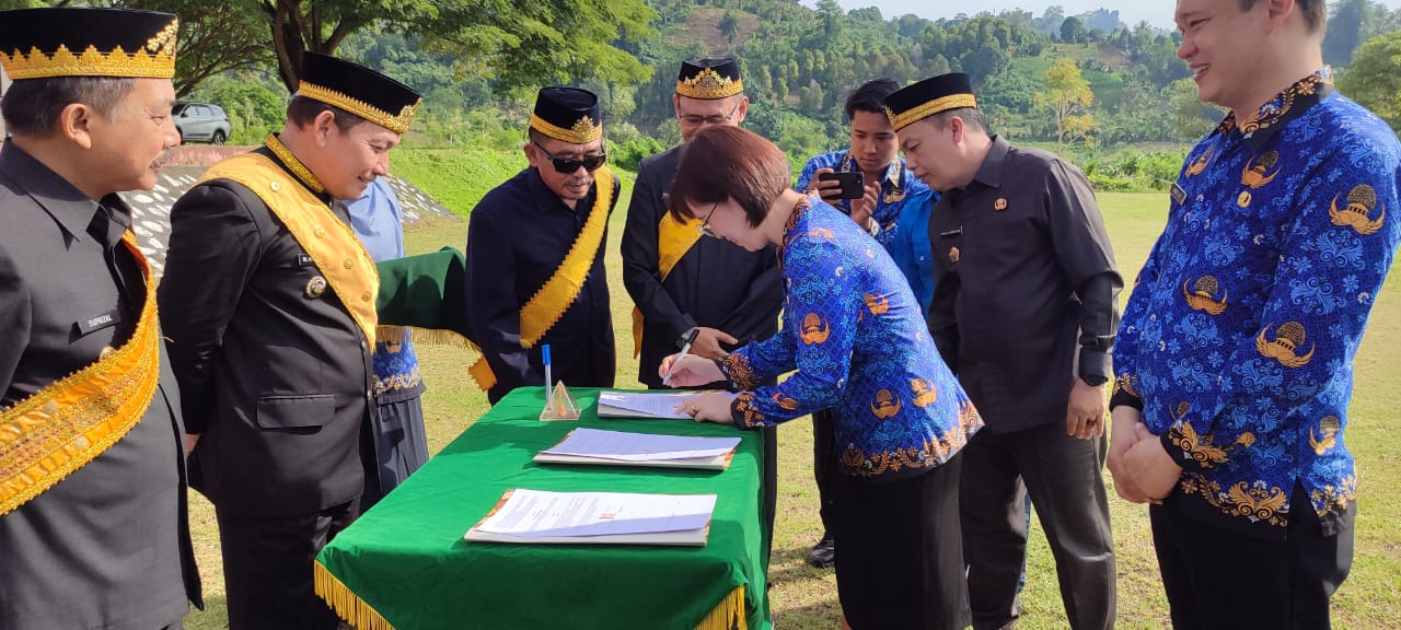 dr. Yuke Maria Nelwan S.Pa saat menerima SK dan menandatangani kontrak kerja, mewakili 286 P3K Formasi Tenaga Kesehatan di Ruang LIngkup Pemkab Buol, Kamis (1/6/2023)