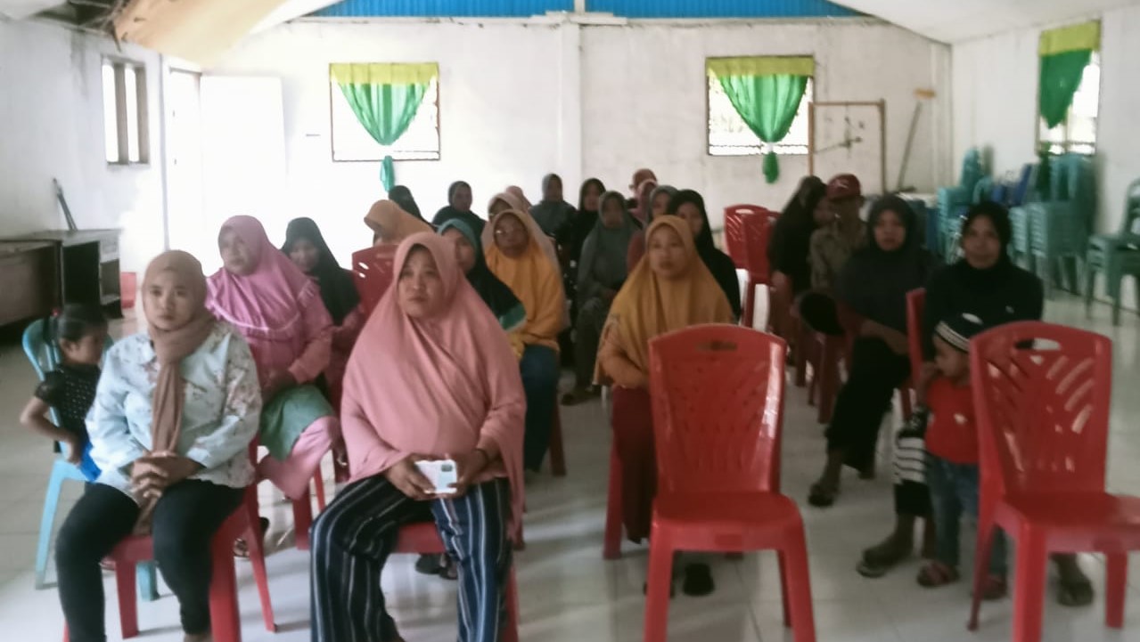 Masyarakat desa Bokat mengikuti sosialisasi bantuan hukum gratis dari LBH Sulteng Cabang Buol, Sabtu,(24/6/2023).